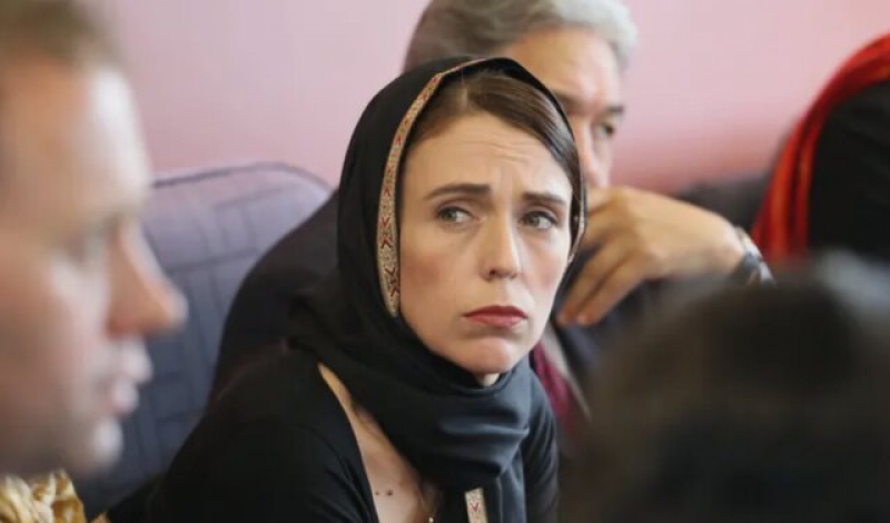 نخست وزیر نیوزیلند برای همبستگی با خانواده های قربانیان حمله تروریستی حجاب گذاشت