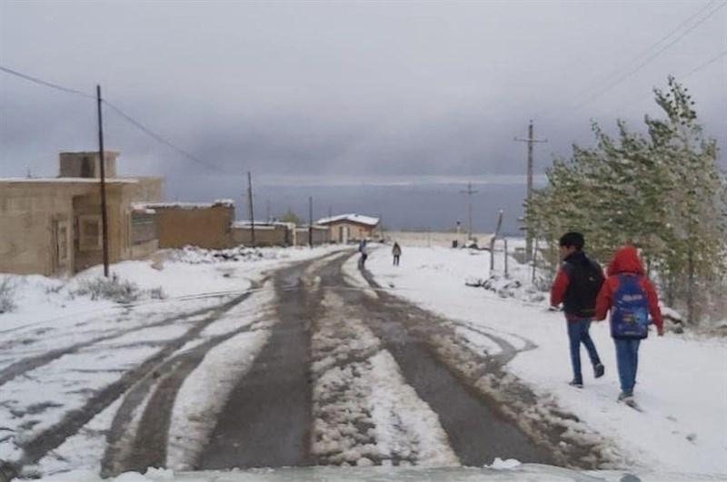 بارش برف در برخی از مناطق گیلان / مدارس عمارلو تعطیل شد