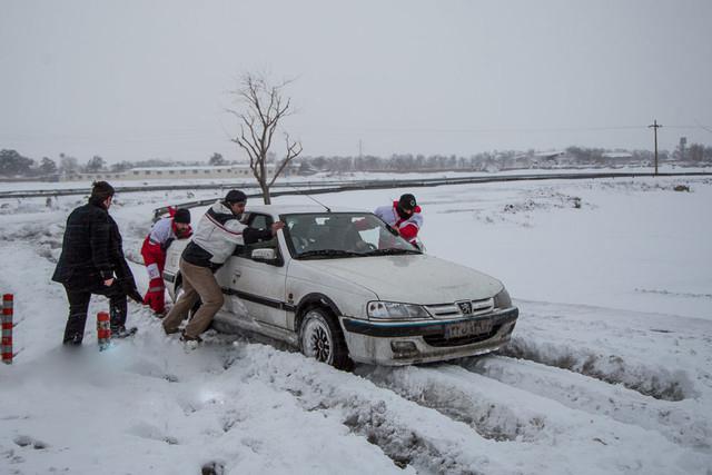 امدادرسانی به ۲۰۹ خودرو گرفتار برف در گیلان