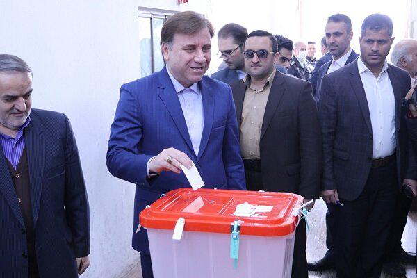 استاندار گیلان رأی خود را به صندوق انداخت