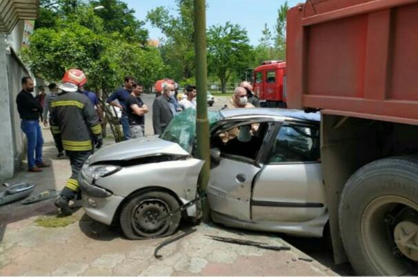 محبوس شدن راننده جوان در پی تصادف شدید در رشت