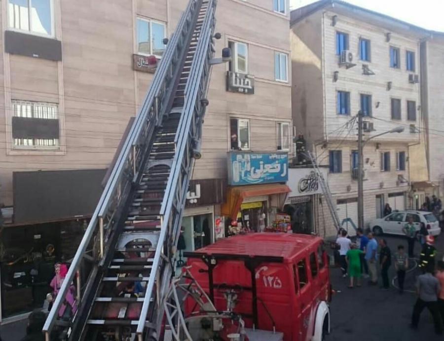 ۱۷ شهروند از میان آتش نجات یافتند / سه آتشنشان مصدوم شدند