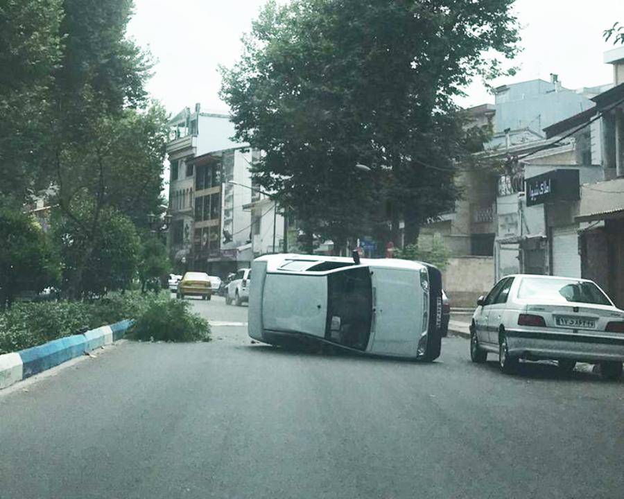 سانحه ی رانندگی در بلوار توحید رشت خسارت بر جا گذاشت