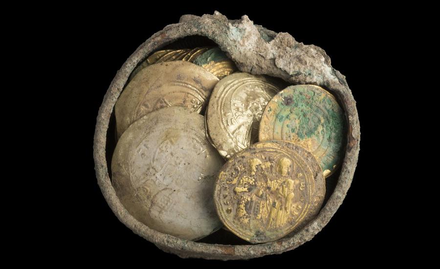 کشف و ضبط ۲۸ قطعه سکه تاریخی در رودبار