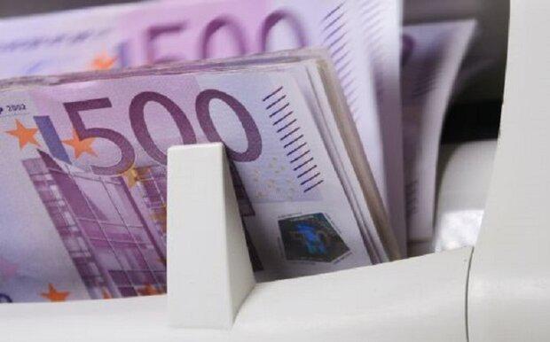 نرخ دلار در صرافی های بانکی ثابت و یورو افزایش یافت
