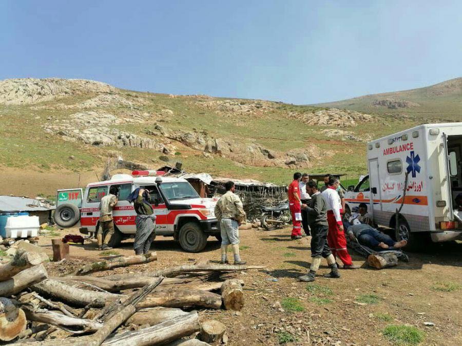 نجات ۳ مصدوم در پی واژگونی خودروی جیپ در رودبار