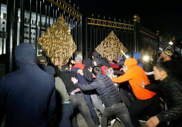 اعتراضات در قرقیزستان / معترضان به انتخابات قرقیزستان مقرهای دولتی را به آتش کشیدند