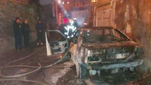آتش سوزی خودرو شب گذشته در ساغریسازان پشت بام خانه را به آتش کشید
