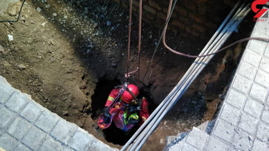سقوط مرد تهرانی ۵۰ ساله داخل چاه در خیابان جمهوری + تصاویر