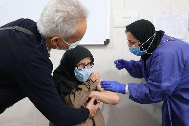 ۴۹ هزار سالمند گیلانی دُز سوم واکسن کرونا را تزریق کردند