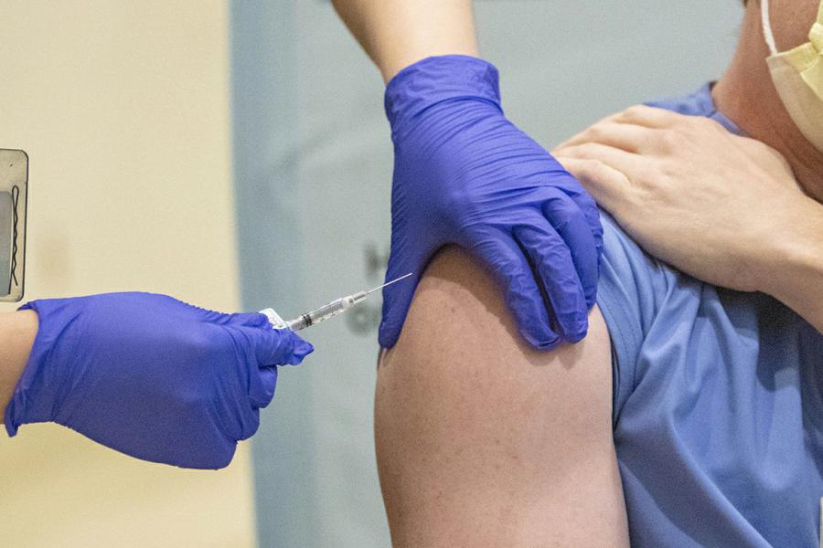 تزریق روزانه حدود ۱۵ هزار دُز واکسن کرونا در گیلان/ تعداد بستری ها به ۵۲۰ نفر رسید
