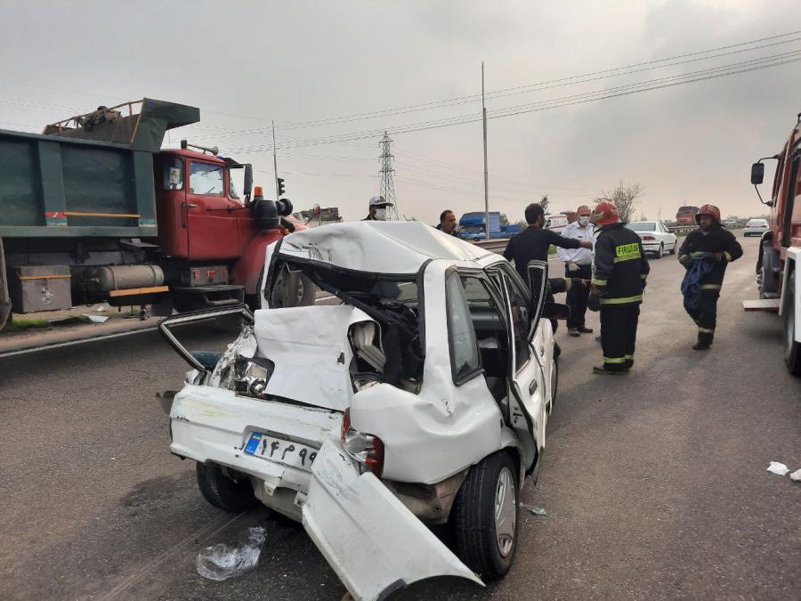 ۳ مصدوم در حادثه مچاله شدن پراید در تصادف با اتوبوس در جاده سراوان - فومن