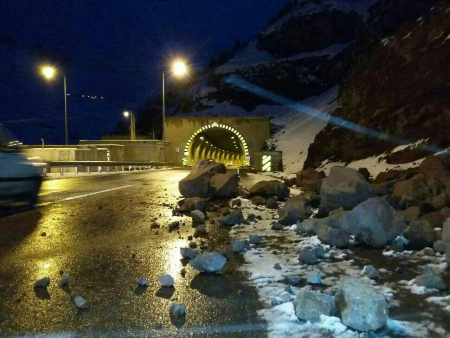 مسدود شدن جاده قدیم رشت - قزوین با ریزش تونل شیرین سو