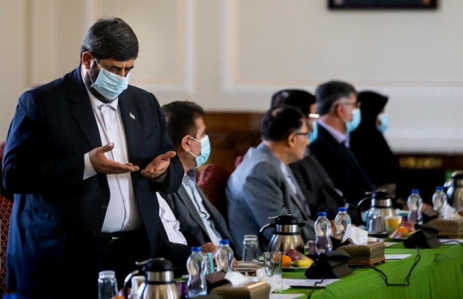 واکنش تصویری یک عکاس به ادعای استاندار اسبق گیلان درباره نماز خواندنش در جلسه با وزیر