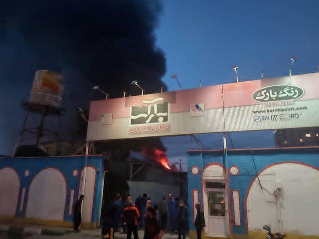 آتش سوزی گسترده در کارخانه رنگ بارک قم/نگرانی بابت وقوع حادثه ثانوی بسیار شدید/عکس و فیلم