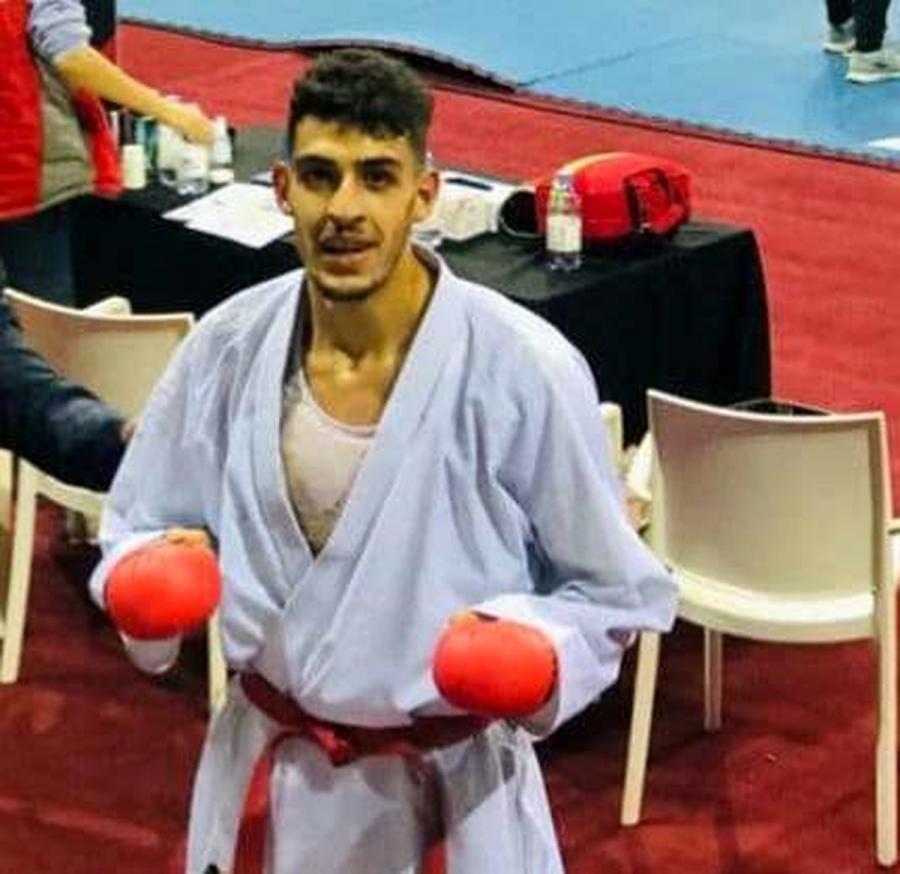 مدال طلا بر گردن محسن صفرنژاد کاراته کار گیلانی 