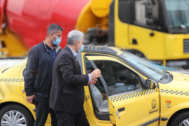 استاندار گیلان امروز با تاکسی،به محل کار خود رفت/تصاویر