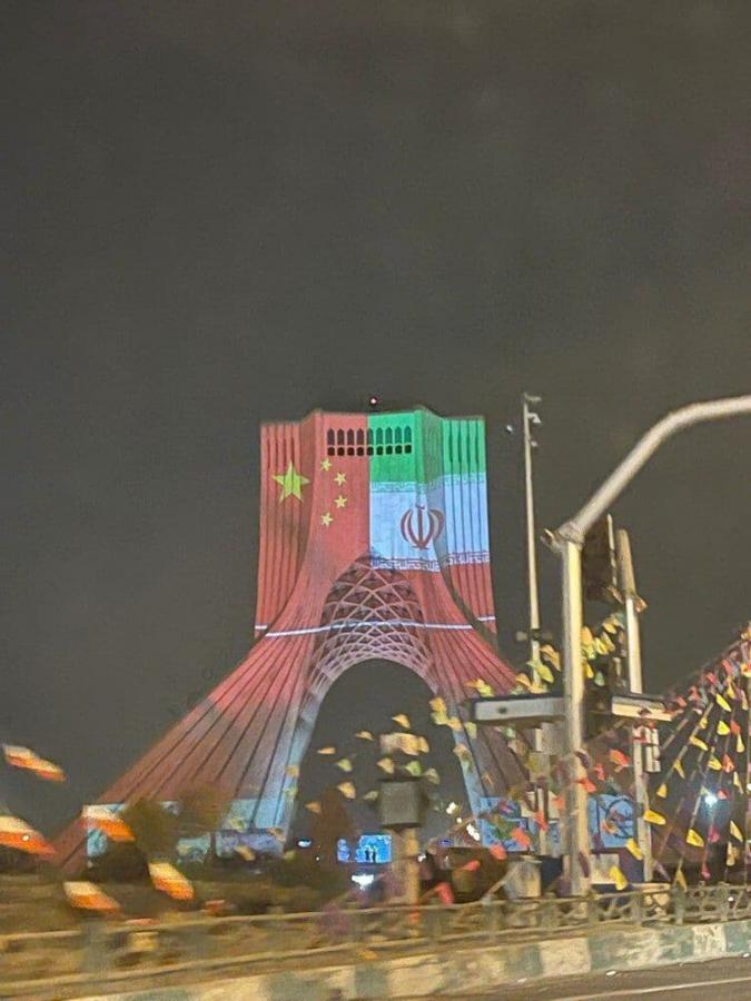 علت نورپردازی پرچم چین کنار پرچم ایران در میدان آزادی چه بود