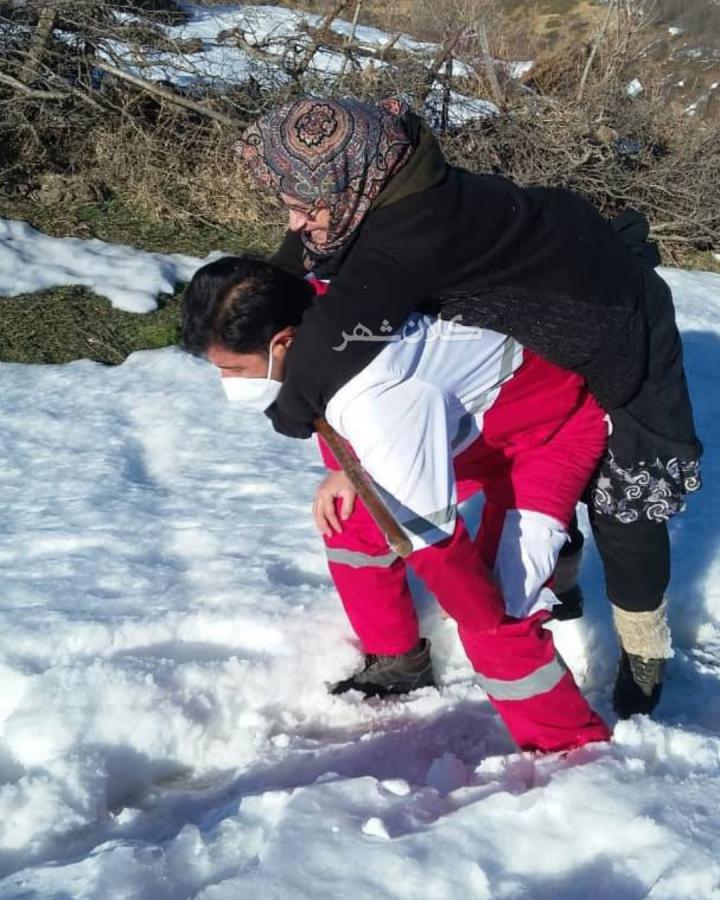 زن سیاهکلی بر دوش امدادگران در برف نجات یافت