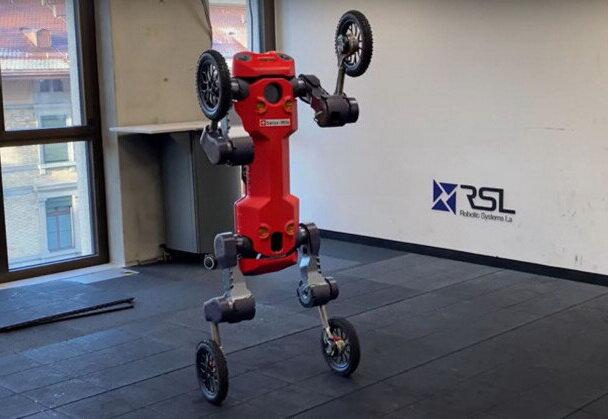 دلیوری رباتی که دو پا می شود