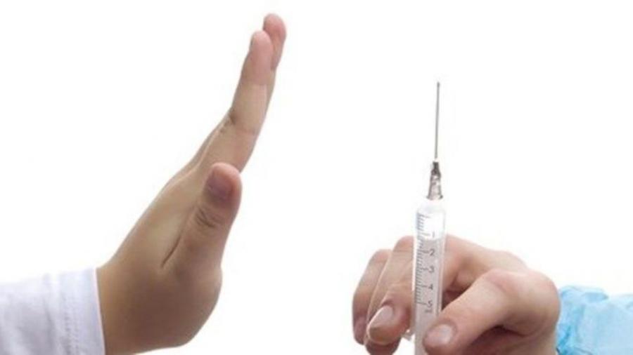 چه عواملی باعث عدم پذیرش واکسیناسیون کرونا می شود؟