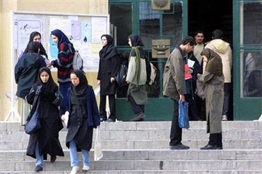 پوشیدن شلوار پاره مناسب محیط دانشگاه نیست/برخی لباس‌های دانشجویان در شأن دانشگاه نیست