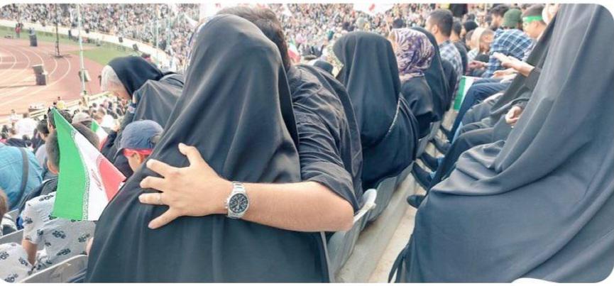 «تو چرا با شوهرت می تونی بری استادیوم من با بابام نه؟!»