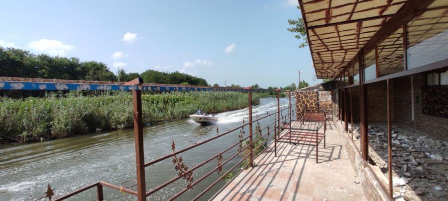 تخریب یک رستوران بدون مجوز در تالاب انزلی