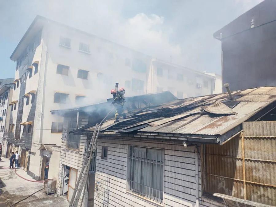 نقص سیم کشیِ کولر،خانه ویلایی بلوار قلی پور رشت را به آتش کشید/تصاویر