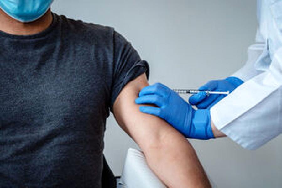 دریافت واکسن کرونا در پایگاه های واکسیناسیون در گیلان