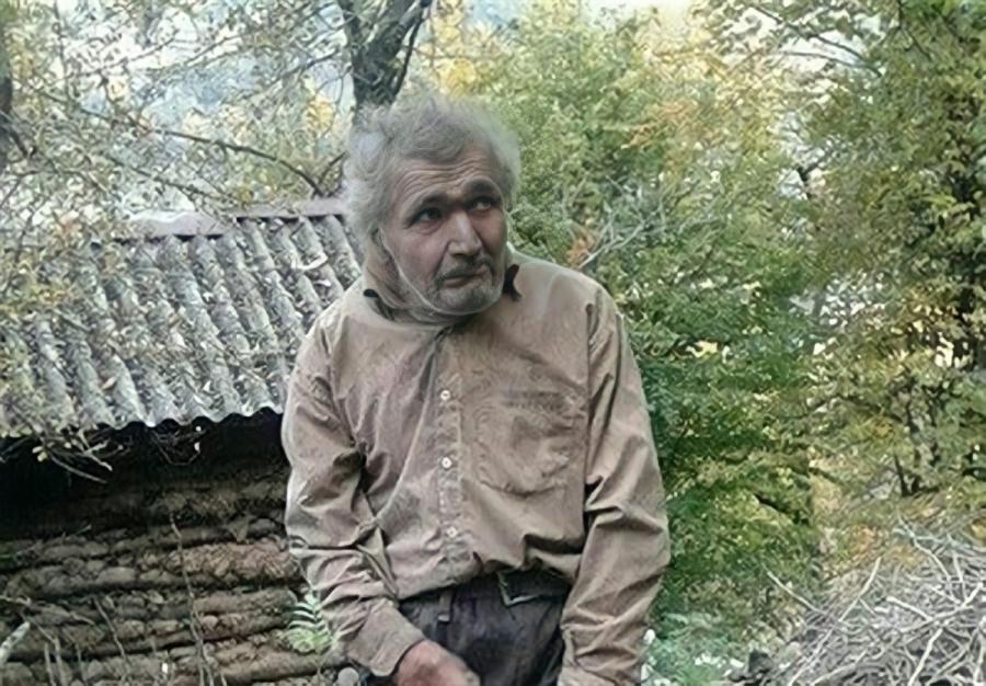 «عزیزِ»غارنشین بعد از ۶۰ سال زندگی در جنگل های فومن به بهزیستی منتقل شد