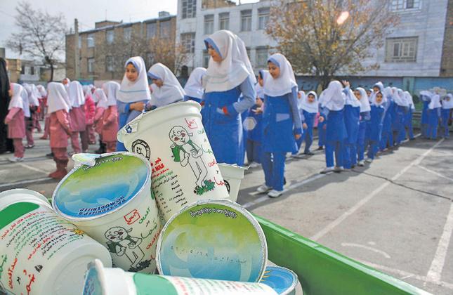 «تغذیه رایگان» ۳ تا ۵ میلیون دانش آموز با شیر و نان غنی شده از مهرماه
