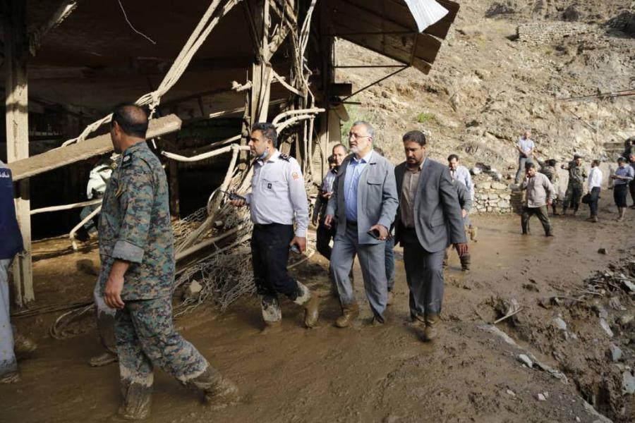 شواف با شلوار گِلی در سیل توسط آقای شهردار شواف با شلوار گِلی در سیل توسط آقای شهردار