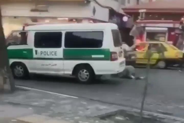 با آویزان شدن از پنجره خودرو می خواست مانع انتقال متهم به کلانتری شود