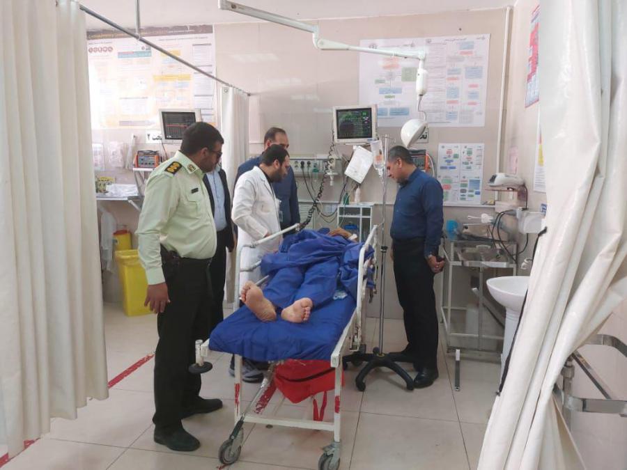فردی به دلایل نامعلوم هشت شهروند را در مسجد حاج عباس شیراز با چاقو مجروح کرد
