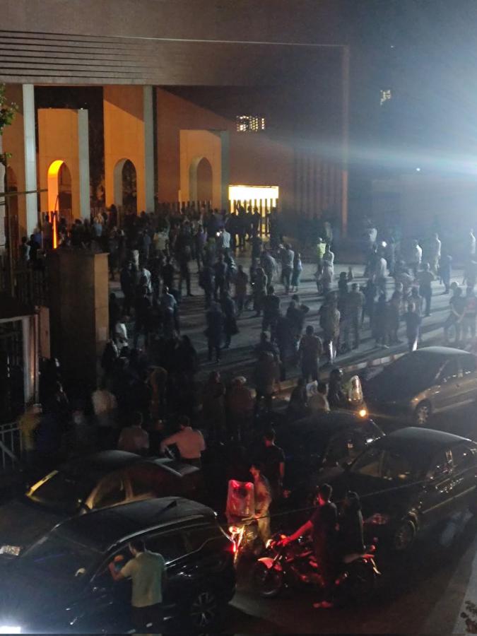 گزارش فارس از اعتراضات امروز غروب و امشب دانشگاه شریف/دانشجویان شعارهای رکیک و استادیومی می دادند!   