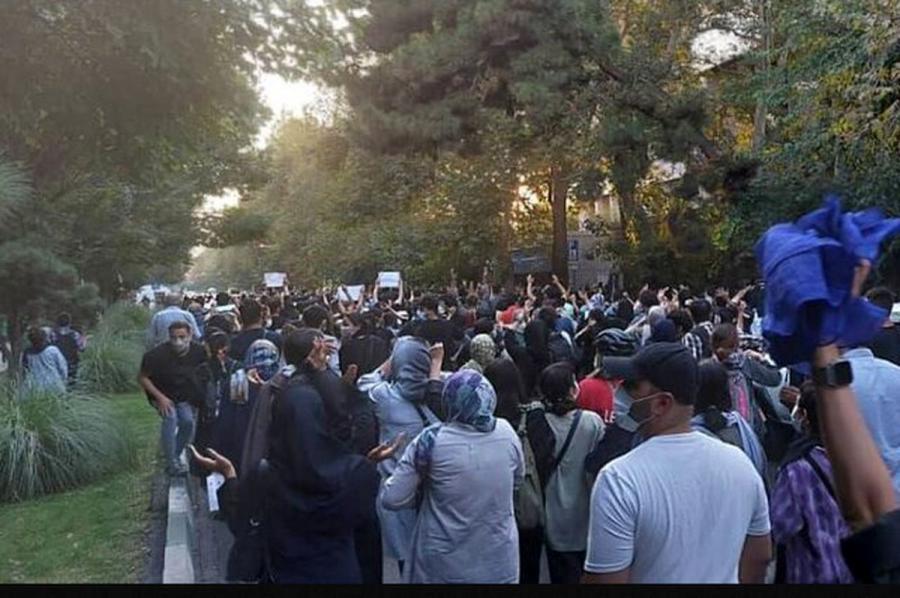 چیزی که الان کف خیابان است، انقلاب نیست اما بترسید! /اصلاحات را آغاز کنید تا خیال مردم آسوده شود، بسم الله! 