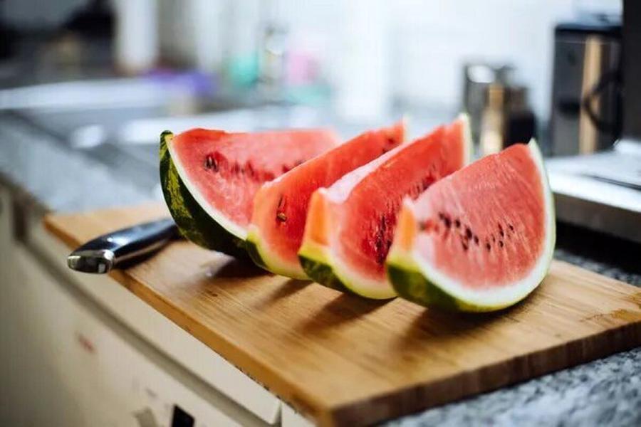 میوه ای که قبل از خواب به هیچ وجه نباید خورد