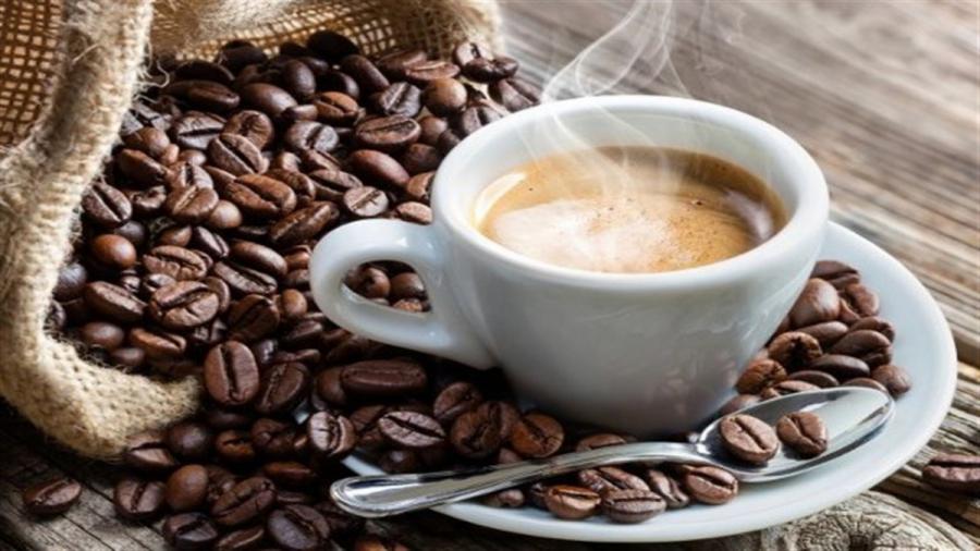 چرا قهوه برای برخی افراد هوشیارکننده و برای برخی دیگر خواب‌آور است؟