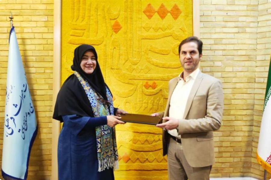 اهدای حکم دبیر شهر ملی رشتی  دوزی به شهردار رشت از سوی معاون صنایع  دستی و هنرهای سنتی کشور