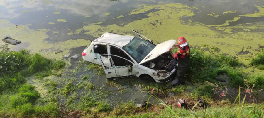 سقوط پژو ۲۰۶ در تالاب عینک رشت؛ راننده گواهینامه نداشت و مجروح شد