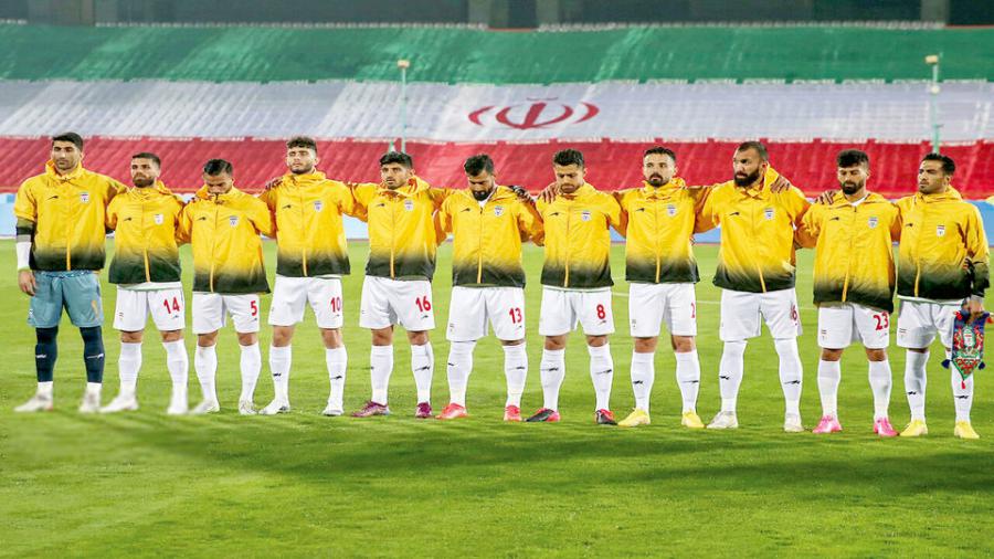 از تیم ملی فوتبال برای خواندن سرودملی کشور، تعهد گرفته شد؟