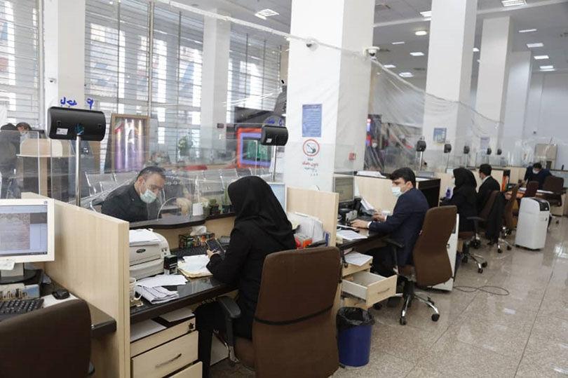 برکناری مدیر یک بانک که به یک خانم بدون حجاب خدمات ارائه کرده بود