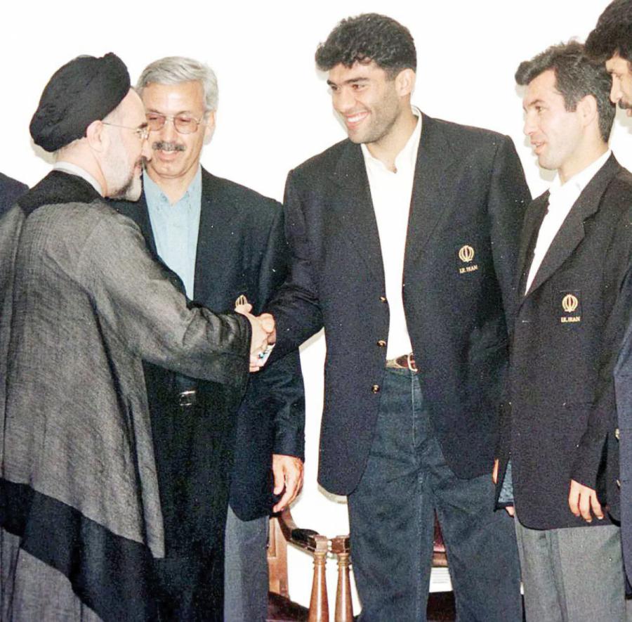 درباره عکسی از دیدار تیم ملی ۱۹۹۸ با سید محمد خاتمی رئیس جمهور وقت؛معجزه فوتبال