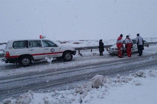 امداد رسانی به خودروهای گرفتار در برف محور سیاهکل به دیلمان