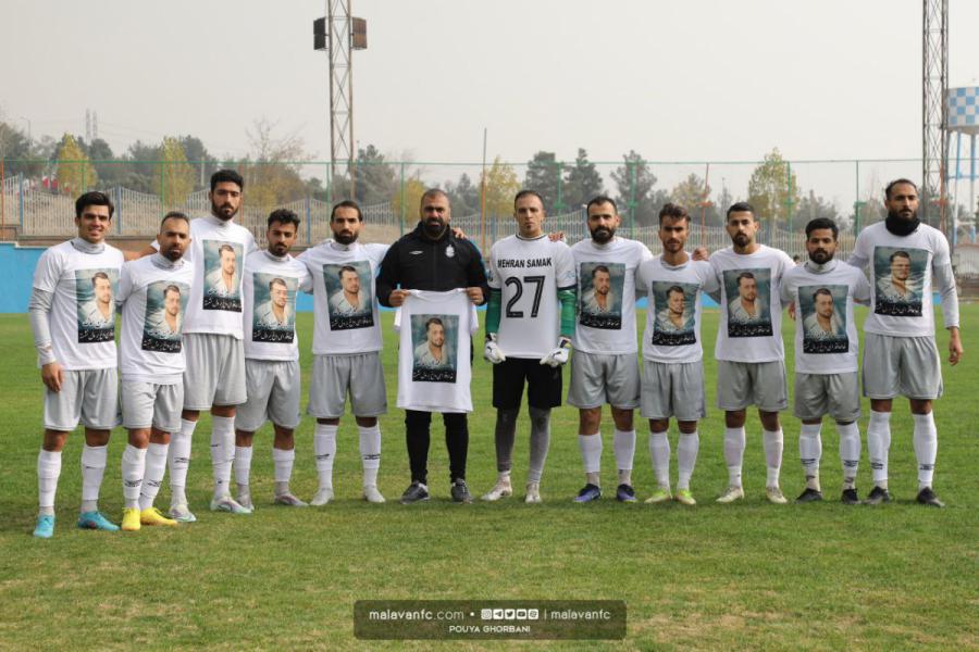 عکس مهران سماک روی پیراهن فوتبالیست ها