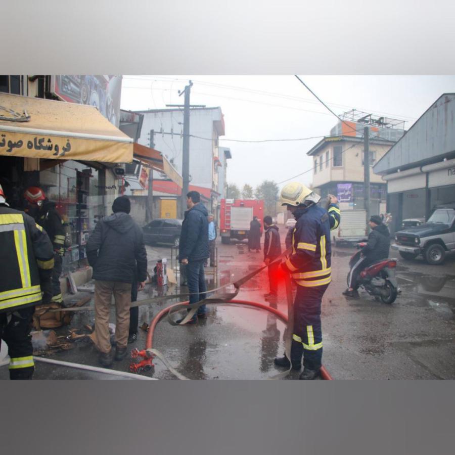 آتش‌سوزی مغازه لوازم صوتی رشت به دلیل اتصال در سیم کشی برق/تصاویر