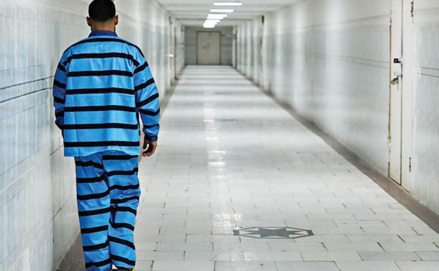 یک زندانی در زندان از پایان نامه ارشدش دفاع کرد/عکس