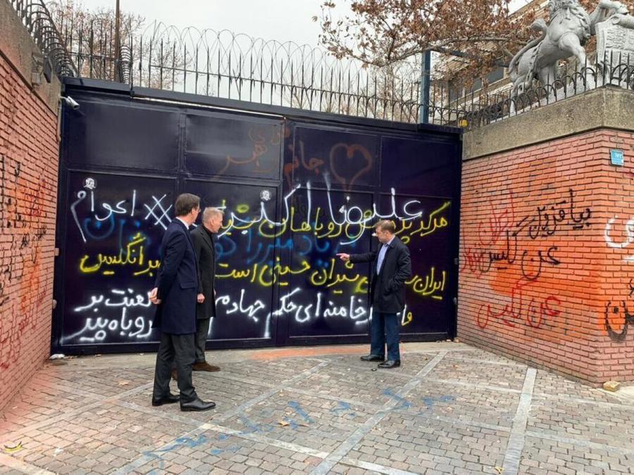  سفارت انگلیس بازهم خبر ساز شد/تصاویر بازدید ۳ سفیر اروپایی از شعارنویسی روی دیوار