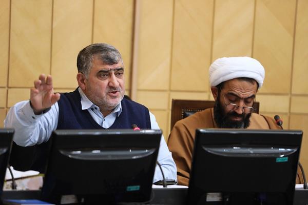  ما با کسانی که لختی گری را اشاعه می دهند مخالف هستیم 